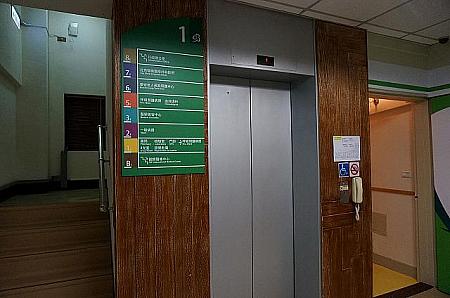 入口の右側奥のこのエレベーターから上がります