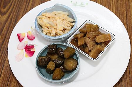 【開胃菜】台湾の方々は苦味のあるゴーヤの漬物が絶品！と大絶賛していましたが、ナビは甘めに漬けられたきゅうりが好みです