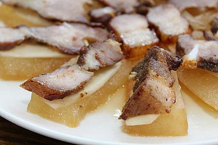 【冬瓜鹹豬肉】雙溪は黒豚を好んで食べるそうで、この塩漬けされた鹹豬肉も黒豚肉を使用していています。よく煮込まれた冬瓜、しょうが、鹹豬肉を一緒に食べると、3つの異なる食感が楽しめます