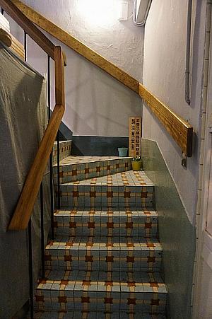 階段上って