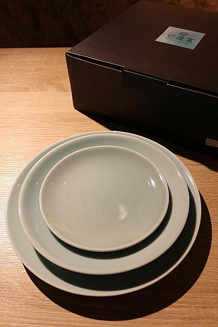 ギフト用の箱があります、小皿3つのセットと丸い皿は小さいものから530元、740元、1540元