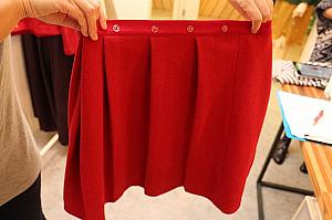 スカートの両サイドにはボタンホールが余分に付いているので、サイズ調整が可能です