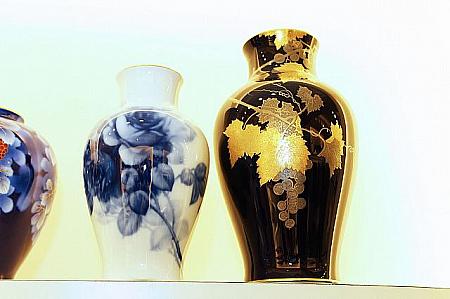 ノリタケ　大倉陶園の花瓶、台湾のデパートでは10万元以上するんだとか。左はブルーローズのシリーズ