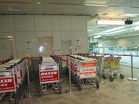 MRT「高雄國際機場」駅と高雄国際空港はつながっていて、<br>駅までカートが使えます