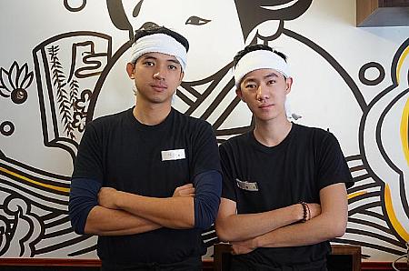 店長の朱建霖さん(左)と、スタッフの呉忠祐さん(右)