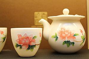 嶢陽茶行ブランドは優しい花柄がメイン、茶杯にも花びらが散っています
