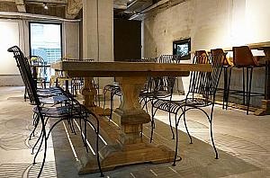店内の家具は台湾のインテリアデザイナーが担当しており、テーブルや椅子は販売数が少ない限定品だとか。