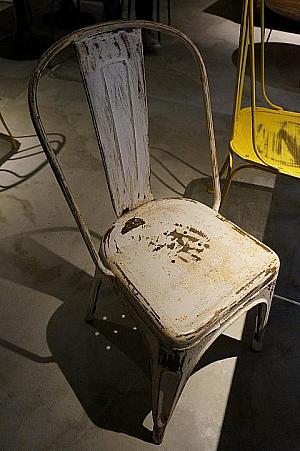 椅子は新品にダメージ加工をし、アンティーク風に仕上げたのだそうです。