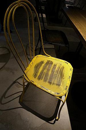 椅子は新品にダメージ加工をし、アンティーク風に仕上げたのだそうです。