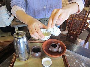 ちゃんと聞香杯に入れてくれます。台湾茶は香りも大事ですからね。