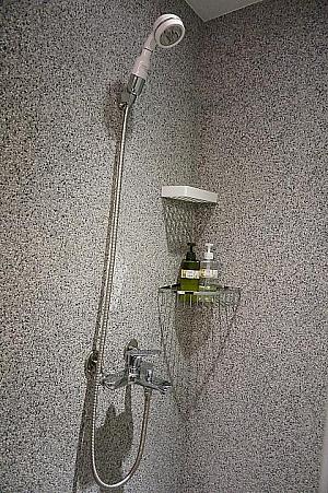 シャワールーム：シャワーは韓国製のヘッドを使用。シャンプー＆ボディーソープは季節ごとに異なる天然アロマをブレンドしているそう