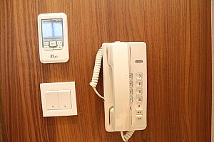 電話、エアコン操作は壁にあり