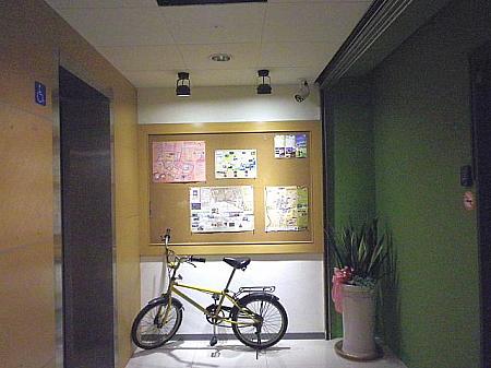 エレベーターホールにはオーナーの自転車があってオシャレ