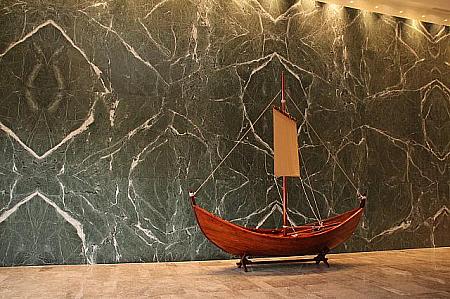 ロビーの壁は、澎湖をイメージした色で、昔澎湖にやってきた人たちが乗っていた船