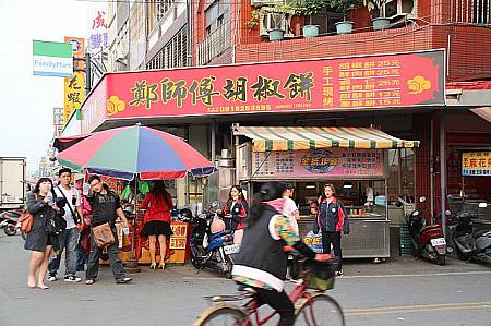華僑市場前の通りは屋台、食堂街