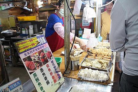 ナビたちは有名な瑞字號屋台で、カジキの天ぷらと蝦捲を注文！