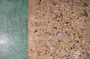 床は以前から使われていた古民家特有の素材