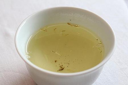 お茶はウーロン茶・プーアル茶・ジャスミン茶…など各種あり。今回は新鮮菊花茶を！