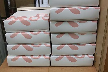 パイナップルケーキ用の箱。デザインはシンプルだけどオシャレです。赤い箱が台湾っぽくて素敵！