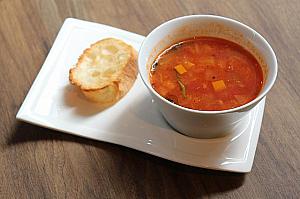 パスタは、プラス120元でスープとサラダ、ドリンク（コーヒーと紅茶）のセットにできます。