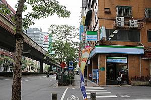 ホテルのすぐ横にコンビニがあります。MRT「忠孝復興」駅は、写真奥に見える「そごう」と連結しています。