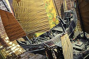 昔のジャンク船の模型も柵の奥に展示されています、必見