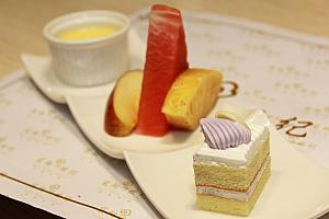 綜合甜點美生果　タロイモケーキというのが台湾らしいですよね！パイナップルが甘かったです