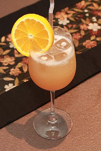 柑橘系のカクテル。日本酒入りとノンアルコールが選べます