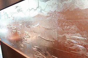 壁のアートは錫製。日本の職人さんの手によるものです