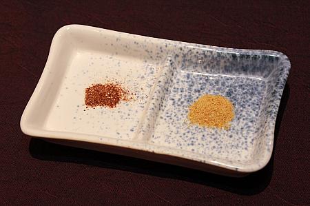 粉醤油（左）とカレー塩