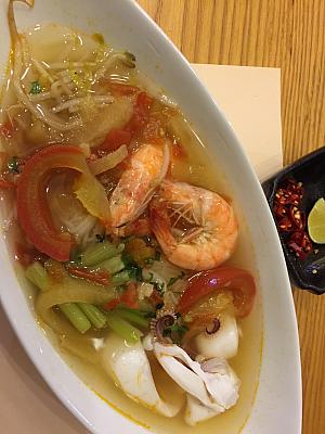 蔬果海鮮河粉　Seafood and rice noodle soup