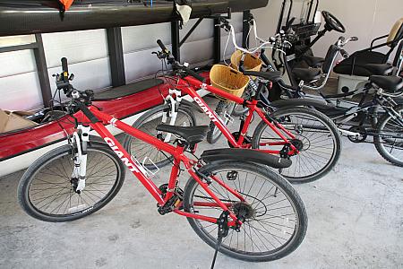 自転車の種類が多いので助かります。壁のカヤックはオーナー所有のもので、残念ながら宿泊客は借りられません