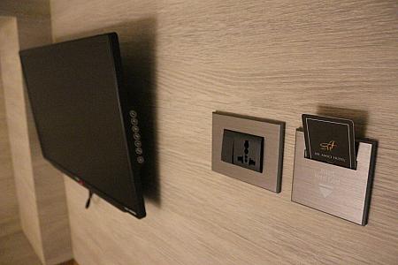 ベッドの壁にはミニテレビが一台ずつ備え付けられています。自分一人の空間にあるコンセント・カードキー入れも！