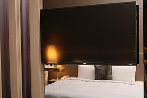 ベッドの目の前には42型液晶テレビが壁に設置されています