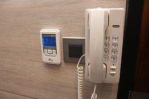 どの部屋もフロントに連絡できる電話と冷房調節器