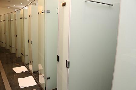 トイレが5つォシュトイレ付き・シャワー室が5つあります。