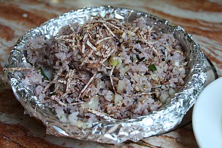 咪咪飯、紫米にタロ芋揚げがのっています。男たちが山へ行くときに携えていたお弁当ご飯。香りがよくて、これだけでも満足の一品