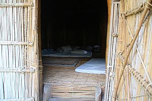 木と竹を組み立て茅葺にしつらえられたアミ族伝統の家屋があり、奇美原住民文物館があり、館内にはアミ族が代々伝えてきた生活道具が展示されています。