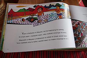 ここで販売している絵本はアミ語の発音で書かれ、中国語訳がついているのもあります。どの絵本も色彩豊かで、かわいいのです