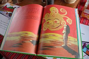 ここで販売している絵本はアミ語の発音で書かれ、中国語訳がついているのもあります。どの絵本も色彩豊かで、かわいいのです