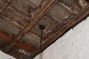 ヒノキが使われているそうで、その様子は1階天井を見上げれば2階の床がみられます