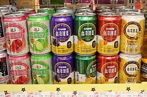 台湾啤酒のフルーツビール(37元）マンゴー味とパイナップル味が売れ筋
