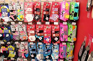 台湾は靴下産業も盛ん。5本指、スポーツ用、キャラクターなどさまざまな種類の靴下が並びます。