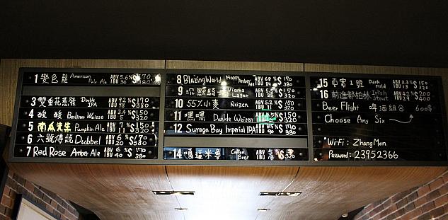メニュー左から、ビールのネーミング、クラフトビールの種類、ABV（アルコール濃度）、IBU（苦み）、値段が書いてあります。