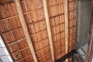 元々屋根の部分は質素なつくりでしたが、西螺大橋の建築時に足場として使っていた木材を再利用して屋根を作り変えたことがあったそうです。今はもう新しい木材も使われている部分もあるのですが、木材を使っているというのにはその頃の精神を忘れないという意味もあるそう