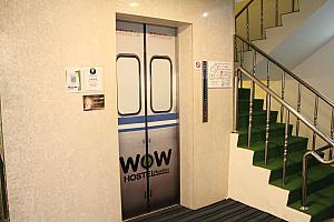 エレベーターは電車の中にいるようなデザイン！