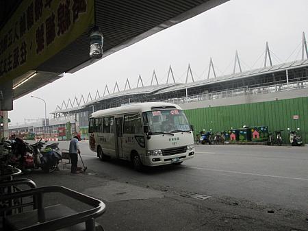 屏東客運バスターミナル。右手に見えるのは台鉄屏東駅