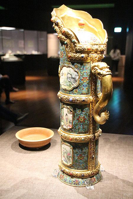 左：清朝　チベントの碗　右：清朝乾隆帝h時代の壺