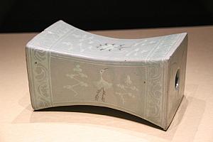 青磁牡丹枕　13世紀