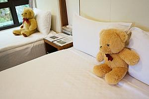 色んなところにいるぬいぐるみがかわゆし！ベッドの上にちょこんと置かれている熊は各部屋異なります